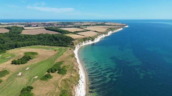 Uma Vista Aérea Praia Vegetação Cercada Por Água Flamborough — Fotografia de Stock