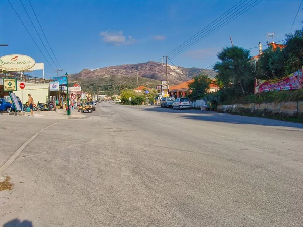 ザキントス島の車や市場のある道路の美しい景色 — ストック写真