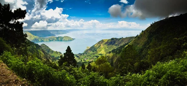 Une Vue Panoramique Sur Les Terres Verdoyantes Avec Eau Sur — Photo