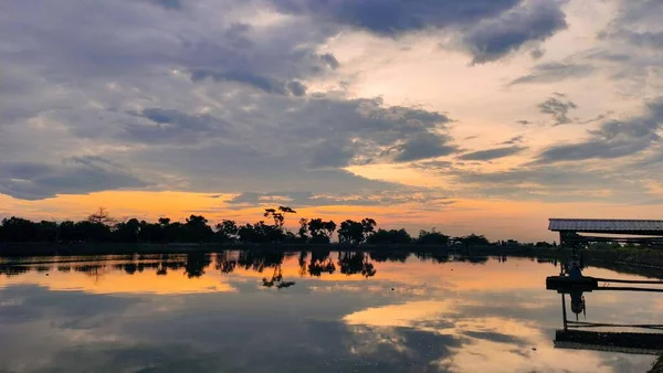 Een Prachtig Landschap Van Een Oranje Zonsondergang Boven Bomen Buurt — Stockfoto