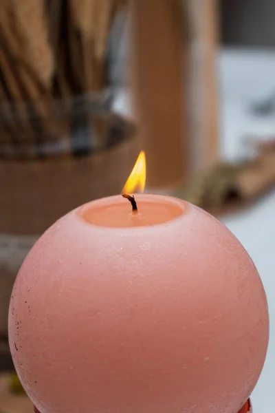 Κάθετη Άποψη Ενός Ροζ Κύκλου Διακοσμητικό Κερί Καύση — Φωτογραφία Αρχείου