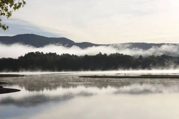 New Hampshire Sisle Kaplı Yeşil Tepelere Karşı Manzaralı Bir Göl — Stok fotoğraf