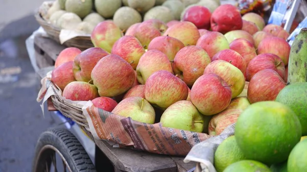Hindistan Yolda Satılan Taze Elmaların Yakın Plan Çekimi — Stok fotoğraf