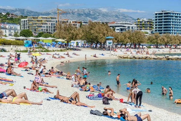 크로아티아 스플릿에서 해변에서 사람들의 모습을 — 스톡 사진