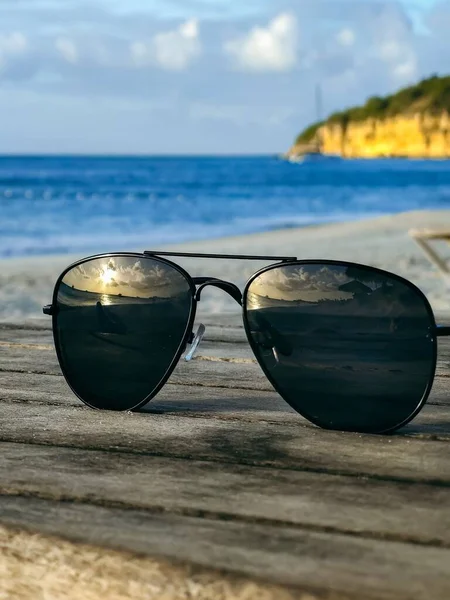 Vertical Shot Black Sunglasses Reflecting Sunset Beach — Stock Photo, Image
