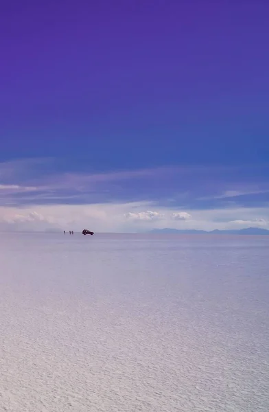 Wspaniały Pionowy Widok Mokrą Część Uyuni Salt Flat Boliwii — Zdjęcie stockowe