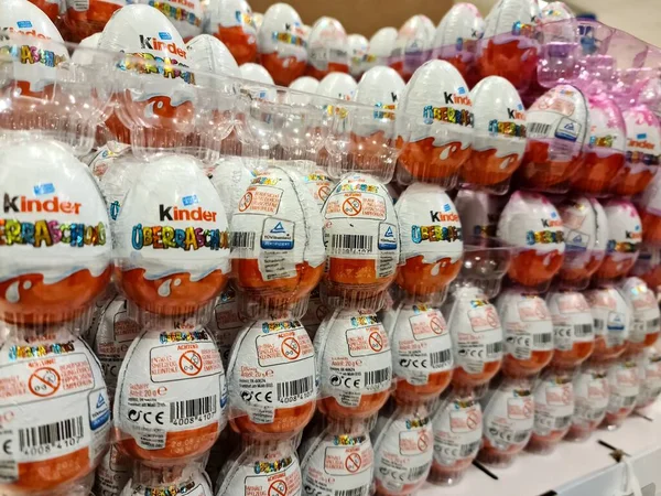 Una Gran Pila Huevos Chocolate Marca Kinder Con Juguetes Ellos —  Fotos de Stock