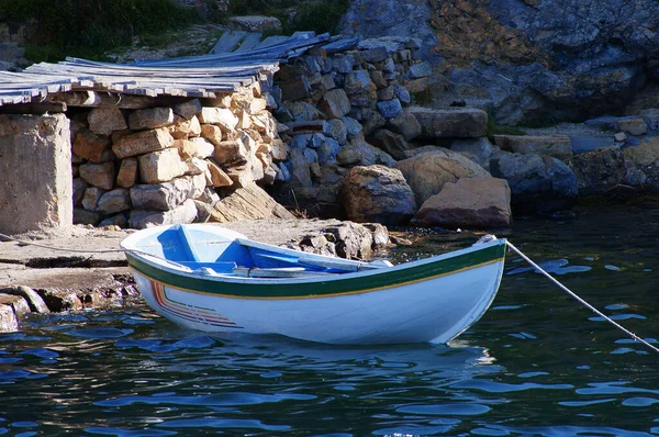 Ein Kleines Boot Felsigen Ufer Einem Sonnigen Tag Peru Lima — Stockfoto