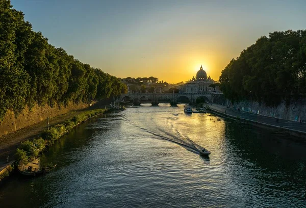 ローマのパノラマの前のボート有名な聖ピーターと背景の夕日 — ストック写真
