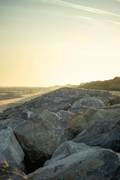 Een Verticaal Schot Van Rotsen Langs Kust Een Strand Een — Stockfoto