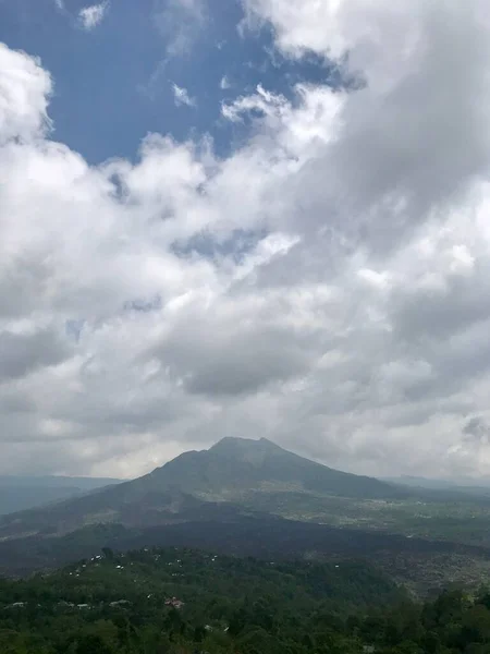 Disparo Vertical Una Montaña Día Niebla Contra Cielo Sombrío — Foto de Stock