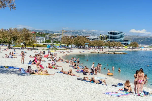 크로아티아 스플릿의 여름날 해변에서 사람들 — 스톡 사진