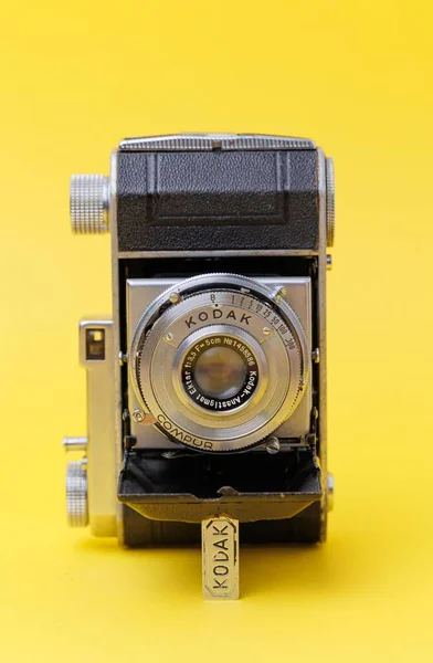 Uma Câmera Vintage Kodak Isolada Fundo Amarelo — Fotografia de Stock