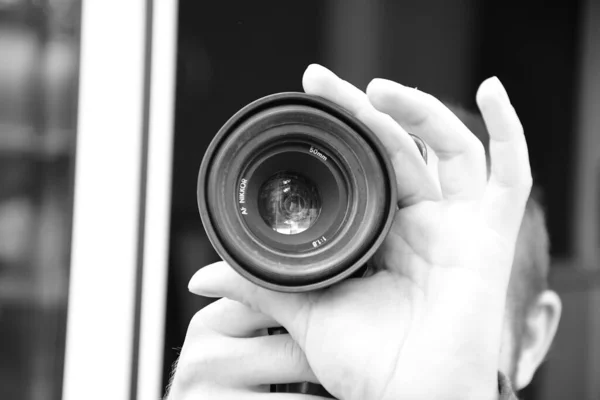 Homem Segurando Lente Câmera Nikkor — Fotografia de Stock