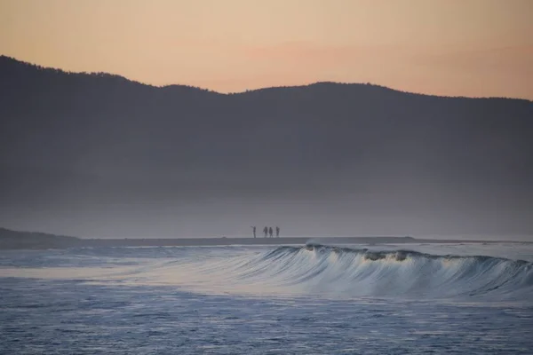 Okyanusun Üzerinde Güzel Bir Gün Batımı Dalgalar Sahile Vuruyor Uzaktan — Stok fotoğraf