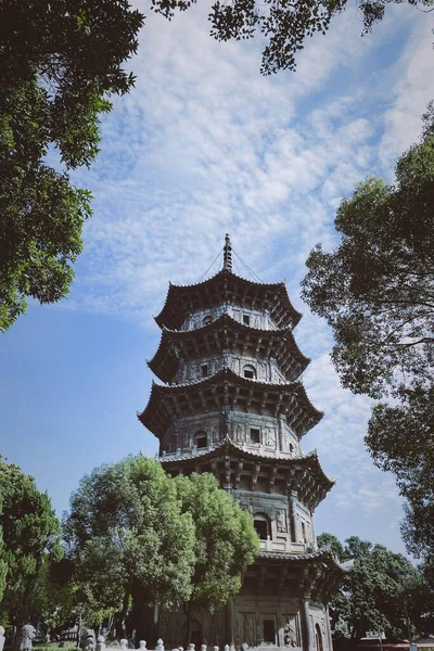 Plano Vertical Del Templo Longhua Rodeado Árboles Día Soleado Shanghai — Foto de Stock