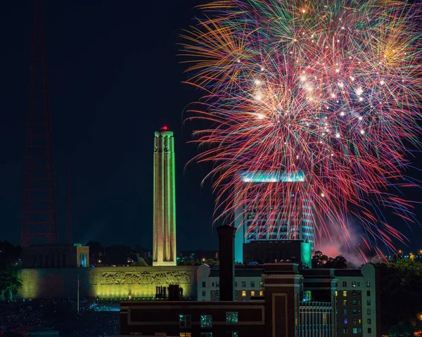 Spectacle Lumineux Explosions Feux Artifice Sur Liberty Memorial Kansas City — Photo