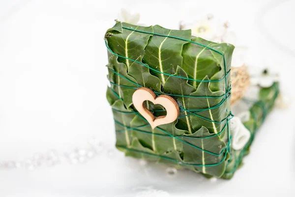 Una Caja Presentación Cubierta Hojas Con Corazón Madera Sobre Fondo —  Fotos de Stock