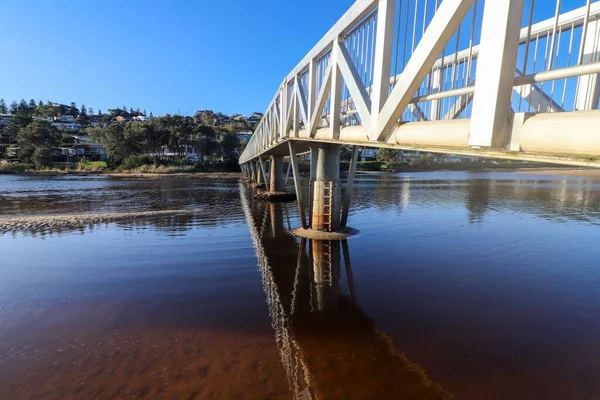 Современный Пешеходный Мост Через Кривую Реку Южном Побережье Герроа Новая — стоковое фото