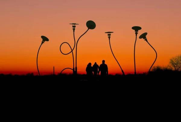 Een Achteraanzicht Van Silhouetten Van Mensen Die Tijdens Zonsondergang Door — Stockfoto