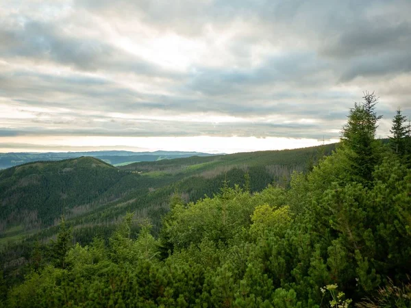 Krásná Krajina Pohled Zalesněné Kopce Krásnými Mraky Pozadí — Stock fotografie