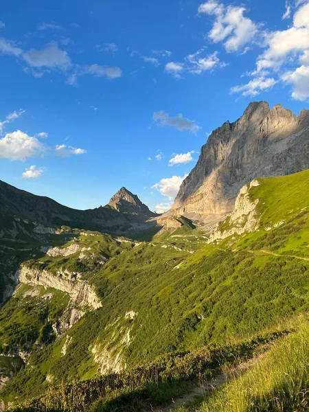 Uma Paisagem Vertical Com Exuberantes Montanhas Verdes Rochosas Sob Céu — Fotografia de Stock