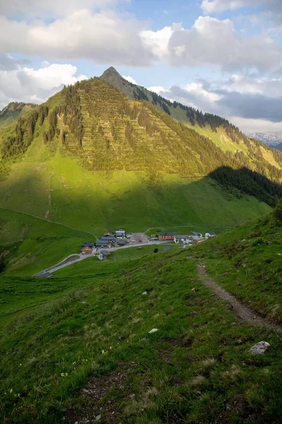 Der Vertikale Blick Auf Die Grünen Berghänge Einem Sonnigen Tag — Stockfoto