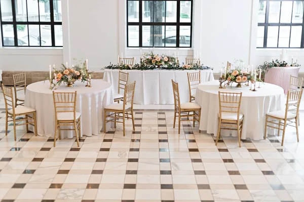 Uma Recepção Com Mesas Redondas Decoradas Estilo Casamento — Fotografia de Stock