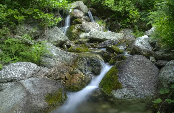 Eine Schöne Aufnahme Eines Flusses Der Durch Große Felsen Fließt — Stockfoto