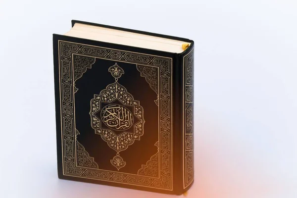 Närbild Koran Med Arabisk Skrift Isolerad Vit Bakgrund — Stockfoto