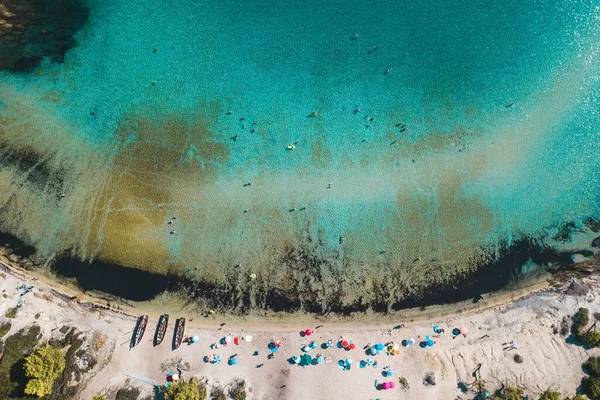 Une Belle Vue Aérienne Des Parasols Colorés Sur Côte Grecque — Photo