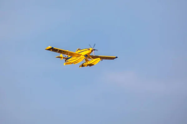 Piccolo Idrovolante Giallo Estinzione Del Fuoco Che Vola Versare Acqua — Foto Stock