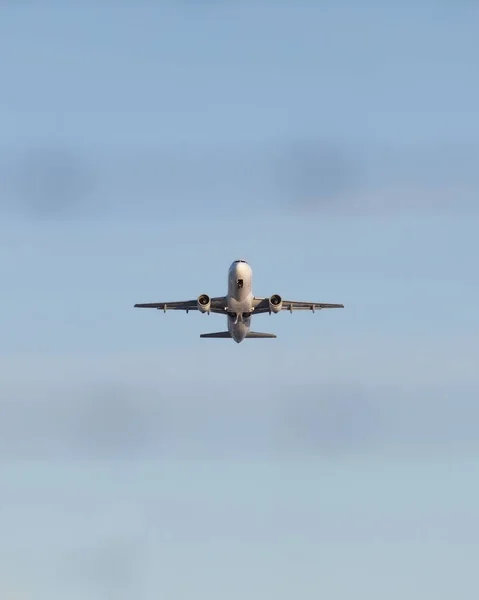 Colpo Verticale Aeroplano Che Decolla Con Cielo Blu Chiaro Sullo — Foto Stock