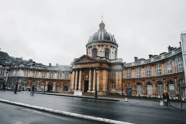 雨の日にフランスの4カ国の大学の壮大な景色 — ストック写真