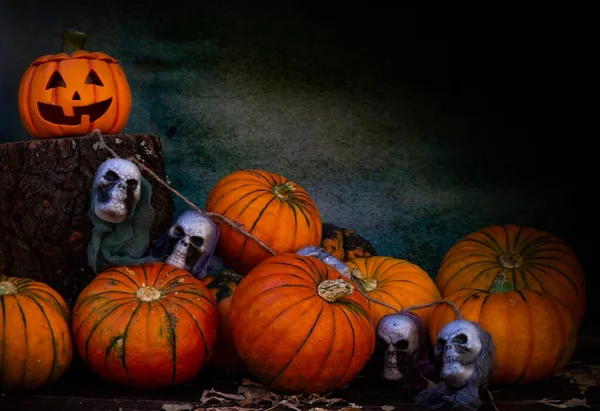 Halloween Dekoration Hintergrund Mit Kürbissen Und Menschlichem Totenkopf — Stockfoto