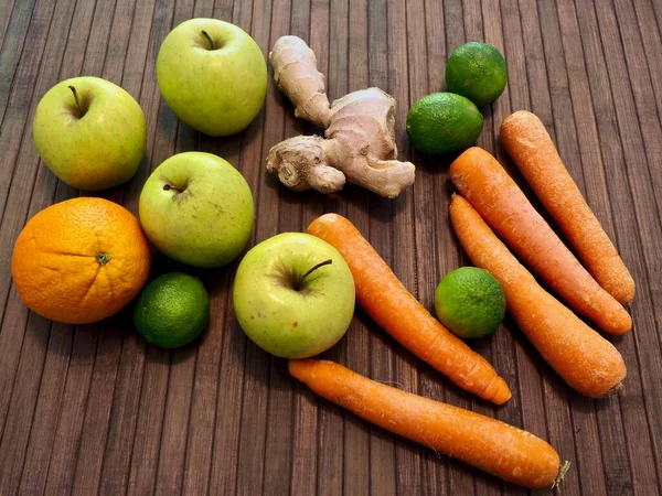 特写在木制桌子上的一组水果和蔬菜的特写镜头 用来使水果和蔬菜变得光滑 — 图库照片