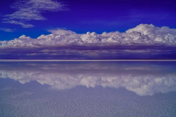 Μια Γραφική Ημερήσια Λήψη Του Salt Flat Uyuni Ένα Cloudscape — Φωτογραφία Αρχείου
