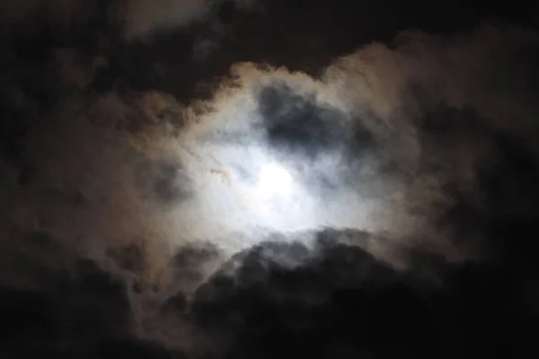 Sol Brilhante Deslumbrante Atrás Nuvens Sombrias Escuras — Fotografia de Stock