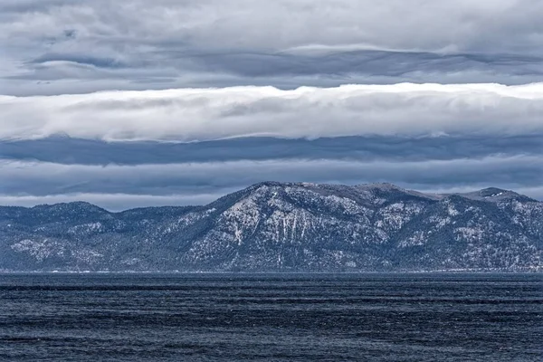 Pintoresco Plano Del Lago Tahoe Fondo Montaña Bajo Cielo Nublado —  Fotos de Stock