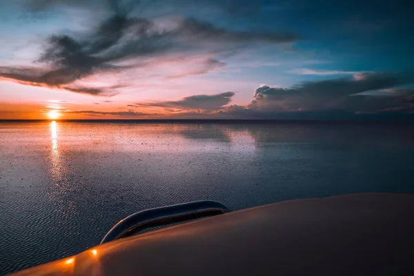 Puesta Sol Escénica Sobre Salar Uyuni Bolivia Durante Temporada Lluvias — Foto de Stock