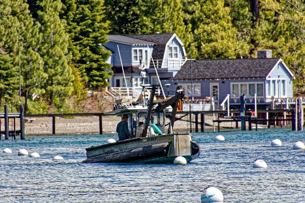 Rüzgardan Sonra Şamandıraları Hareket Ettirmek Için Tahoe Gölü Nde Çekilen — Stok fotoğraf