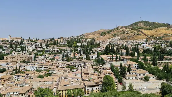 Spanya Yemyeşil Ağaçlarla Dolu Granada Şehir Manzarası — Stok fotoğraf