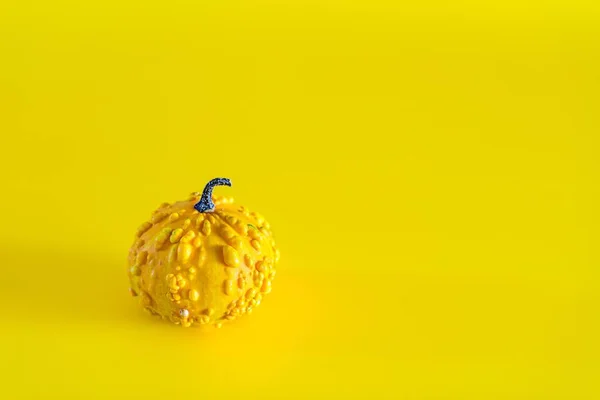 Una Calabaza Decorativa Amarilla Sobre Fondo Amarillo Con Espacio Para —  Fotos de Stock