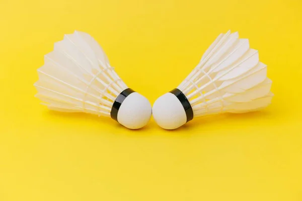 Een Twee Badminton Shuttles Naast Elkaar Geïsoleerd Een Gele Achtergrond — Stockfoto