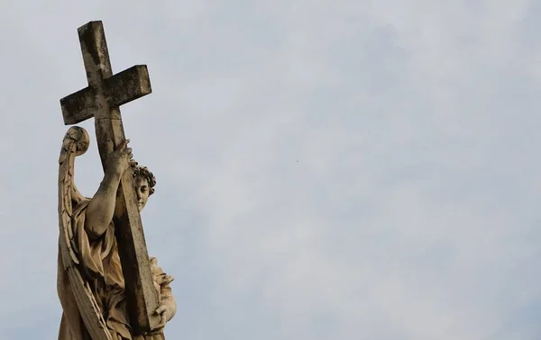 Plan Rapproché Une Sculpture Rome Avec Ange Tenant Croix — Photo