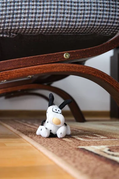 Sandalyenin Altındaki Oyuncak Köpeğin Dikey Görüntüsü — Stok fotoğraf