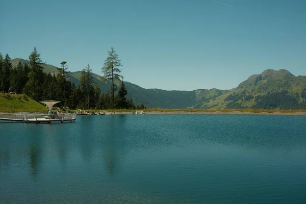 水面に木々が映し出された穏やかな湖の美しい景色 — ストック写真