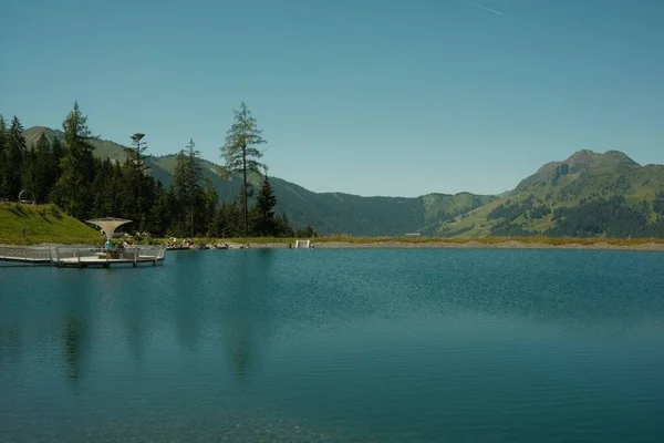 Une Belle Vue Sur Lac Calme Avec Reflet Des Arbres — Photo