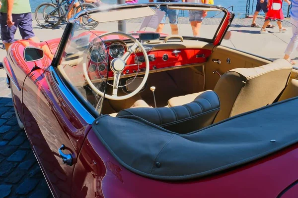 Mercedes 190 Cabriolet Roadster Rouge Des Années Salon Voiture Classique — Photo