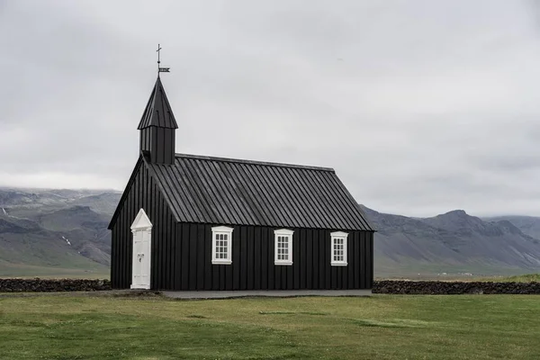 Una Foto Famosa Iglesia Negra Budir Islandia Tomada Día Nublado — Foto de Stock